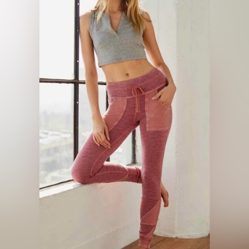 Free People
FP Movement Kyoto Utility-Pocket Leggings
Size Small
Faded Red - Picture 2 of 16
